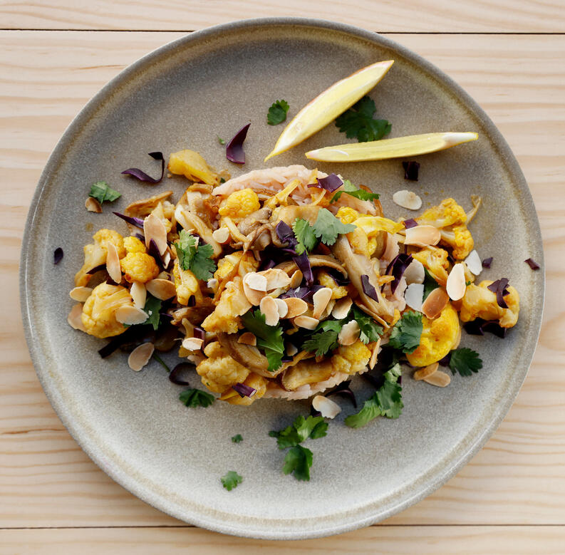 Untitled Prato de couve-flor e cogumelos com arroz jasmim e amêndoa