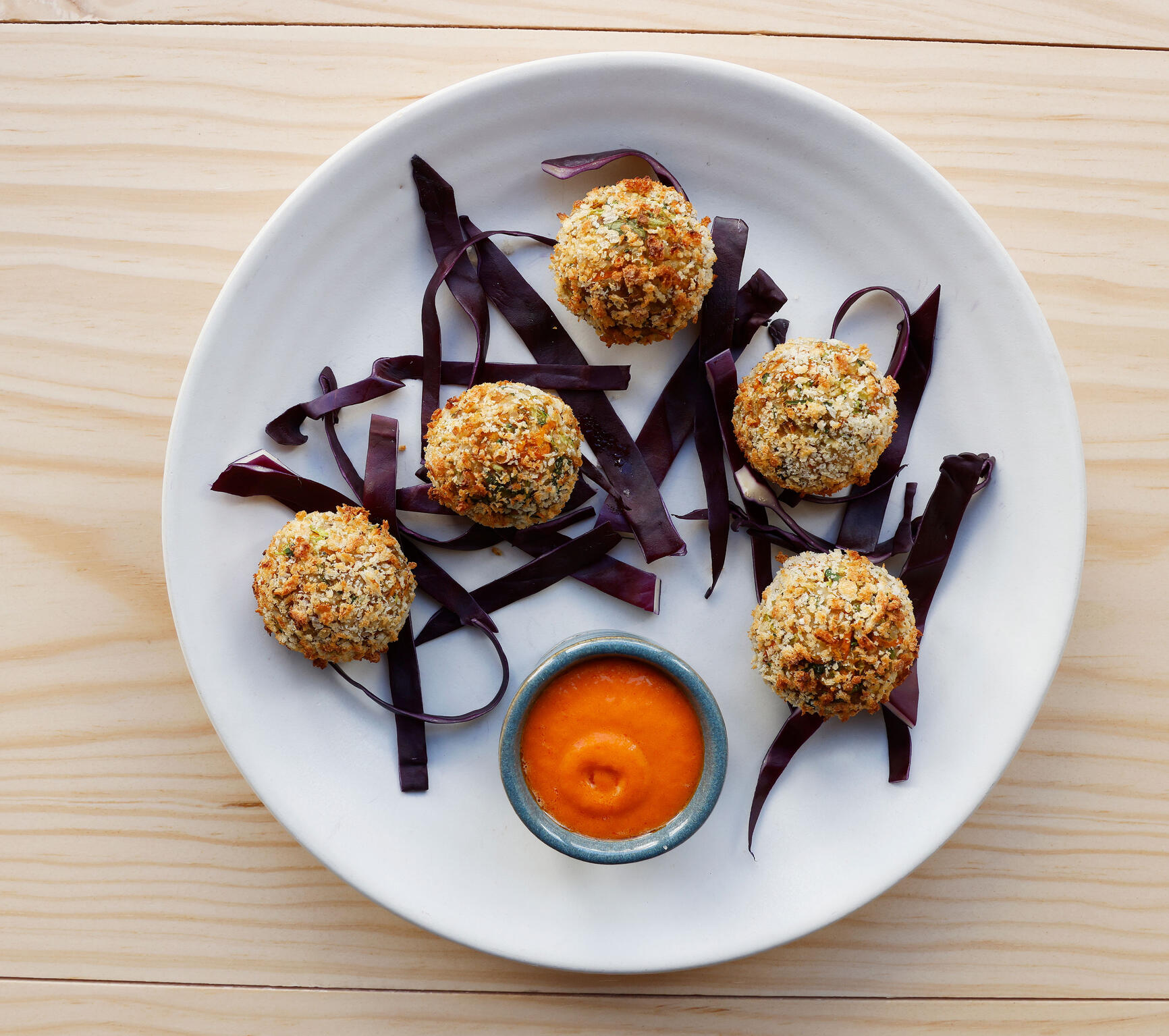 Bolas de arroz e legumes com molho de pimento vermelho, Veggieterraneo