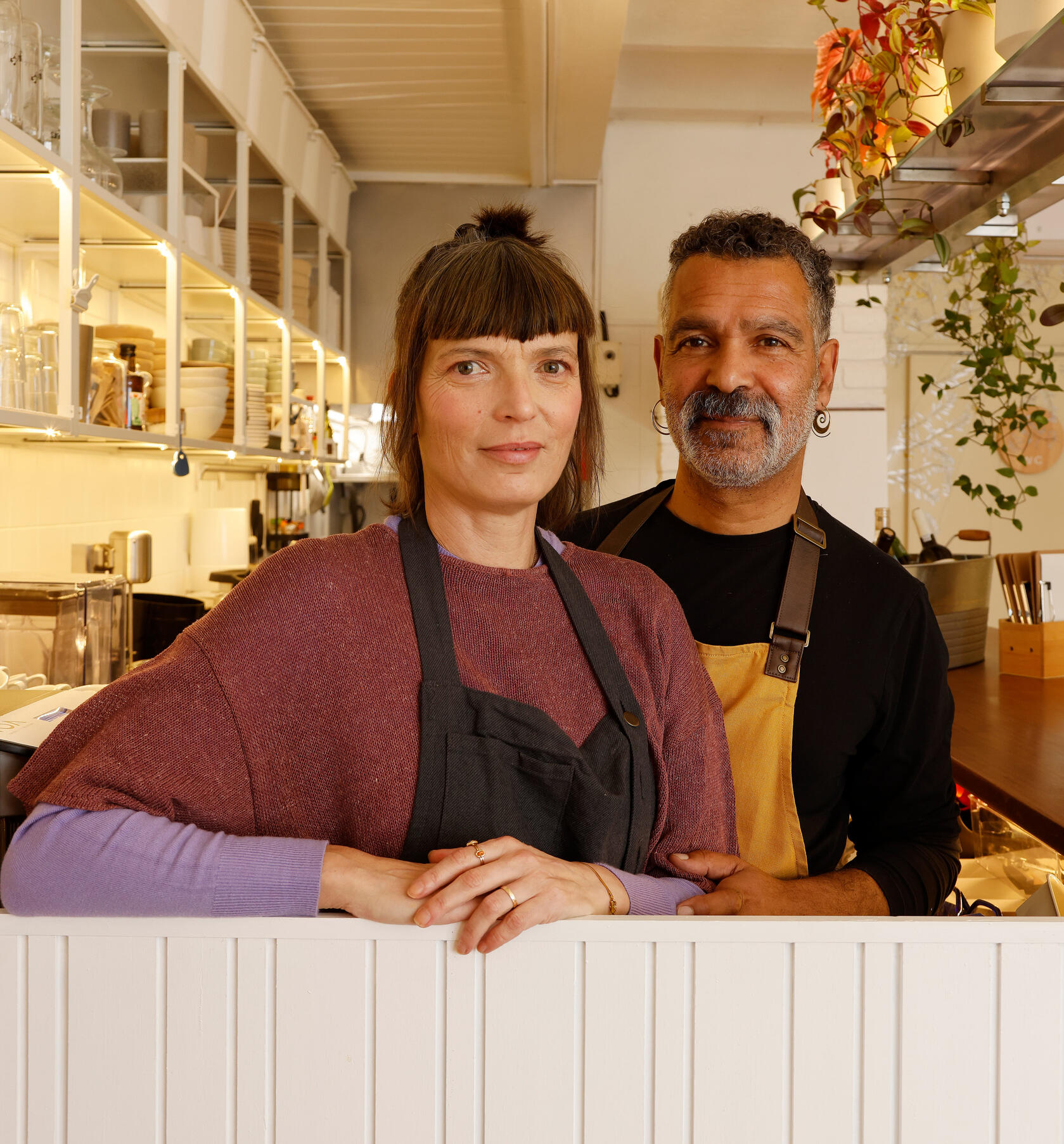 Edgar e Leonor, os fundadores do Veggieterraneo, no espaço do restaurante em Évora